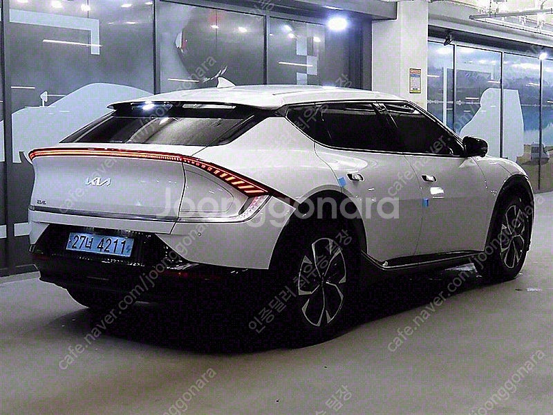 EV6 중고 EV6 중고차 흰색 2022년식 57,749km 롱레인지 AWD 어스 중고차 구입대행--4